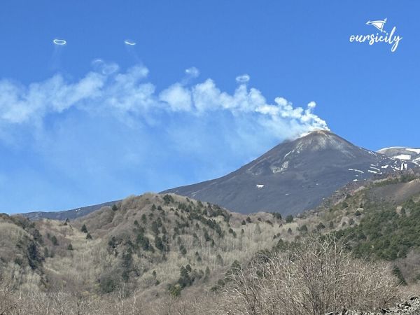 Smoke rings of Etna